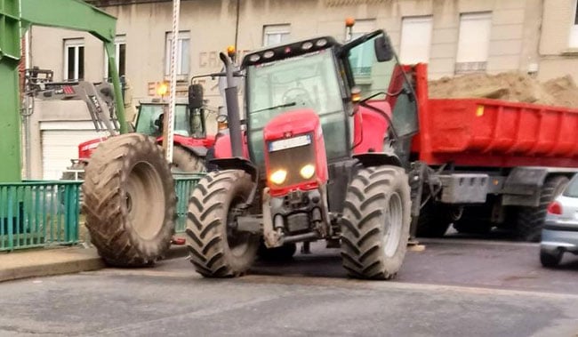 Tracteur avec une charge excessive