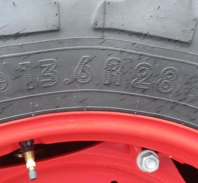 Marquage pneu de tracteur en pouce