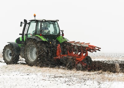 Tracteur patinage dans la neige