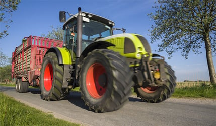 Le rôle clé des pneus de tracteur au freinage pour votre sécurité