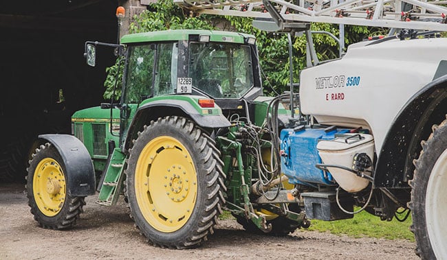 Tracteur avec pulvé