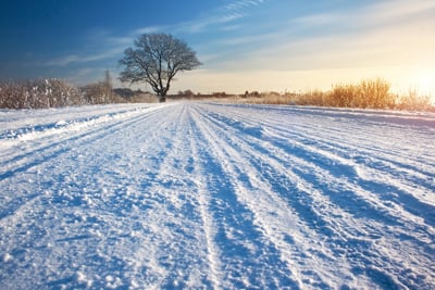 Route enneigée patinage du tracteur